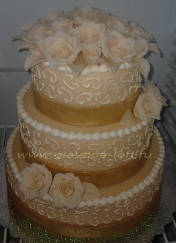 Свадебный многоярусный торт с орнаментами, 
лентами и розами кремового цвета